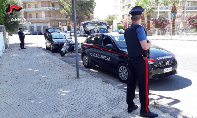 Siracusa, ruba stereo da una minicar: arrestato