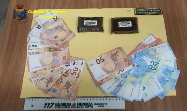 Rosolini, in auto con di 200 grammi di hashish e 1.200 euro: un arresto