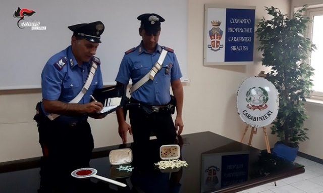Siracusa, nuovo blitz nella piazza di spaccio di via Italia 103: sequestrate 92 dosi di cocaina