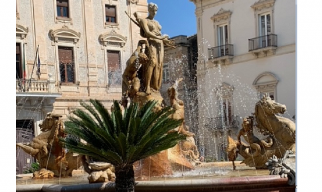 Siracusa, Fontana di Diana: una recinzione e avvisi multilingue sul divieto di avvicinarsi