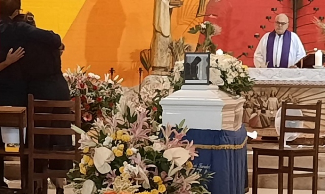 Siracusa, l'ultimo saluto a Fabio: il dolore straziante di familiari e amici