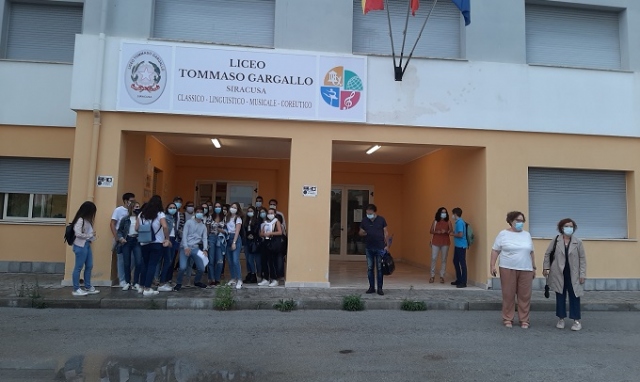 Siracusa, dopo 6 mesi torna a suonare la campanella dell'inizio delle lezioni. Al liceo Gargallo in aula le prime classi