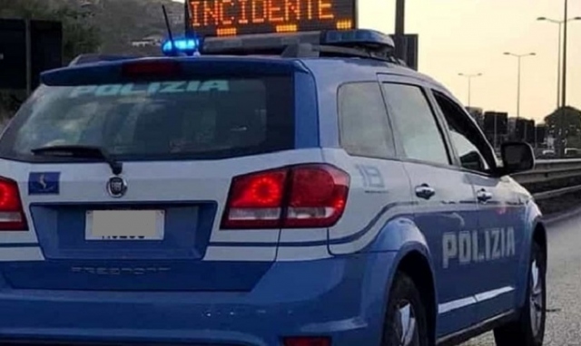 Siracusa, non si ferma all'alt della Polizia e causa un incidente stradale