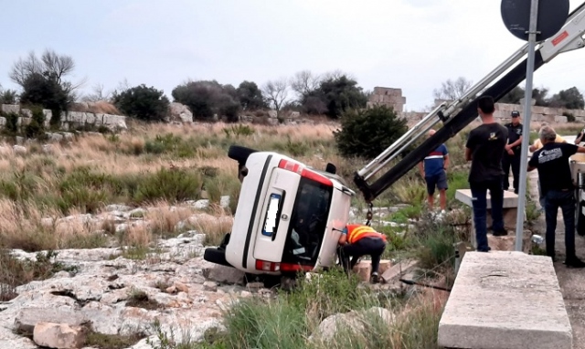Siracusa, incidente autonomo in viale Epipoli: auto si ribalta e finisce fuori strada
