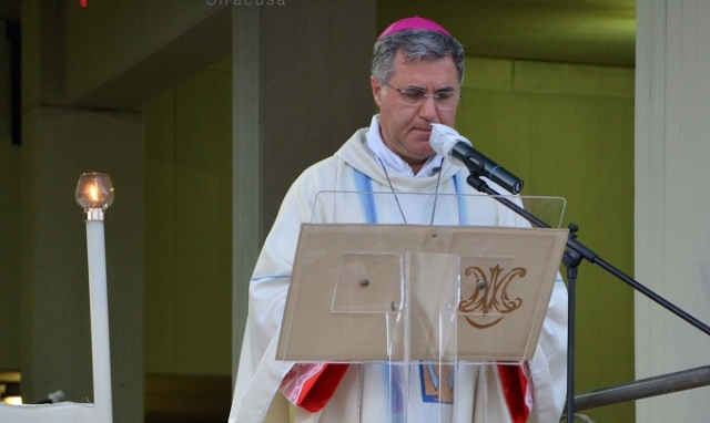 Siracusa, lacrimazione Madonna: Mons. Lorefice: "Maria piange per i tanti annegati nel Mediterraneo"