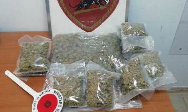 Siracusa, 2 chili di marijuana nascosti nella ruota di scorta: arrestato 21enne