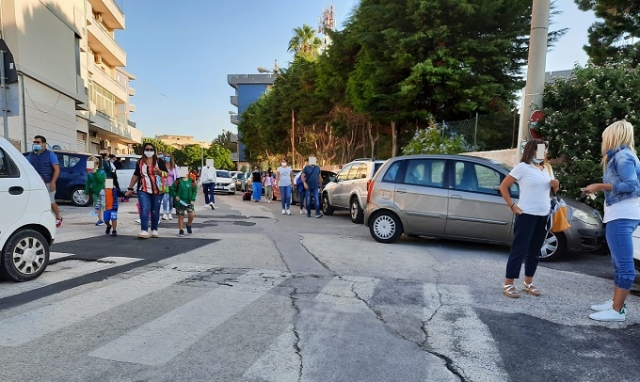 Siracusa, da oggi obbligo di mascherine anche all'aperto e divieto di assembramento