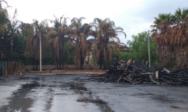 Siracusa, demolito il chiosco bruciato al Molo Sant'Antonio