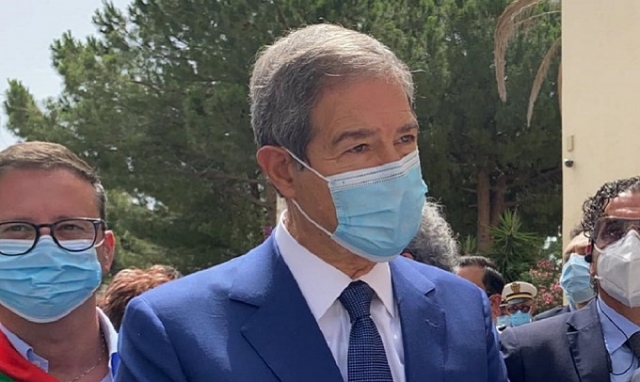 Coronavirus, la nuova ordinanza di Musumeci: mascherine all'aperto, divieti di assembramenti e tamponi per chi viene dall'estero