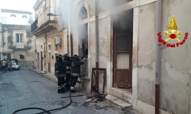 Noto, incendio in una casa del centro storico: nessun ferito