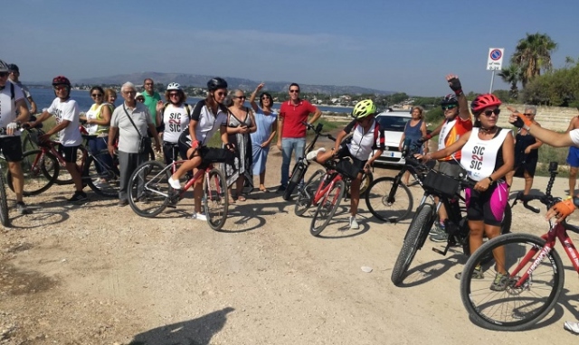 Siracusa, questa mattina la tappa di "Sic2Sic": passeggiata in bici da Fontane Bianche a Piazza Duomo