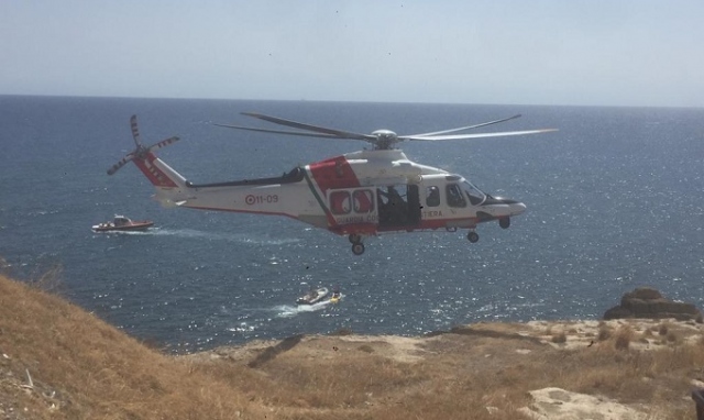 Siracusa, soccorso al Monumento ai caduti: un uomo sarebbe accidentalmente precipitato in mare