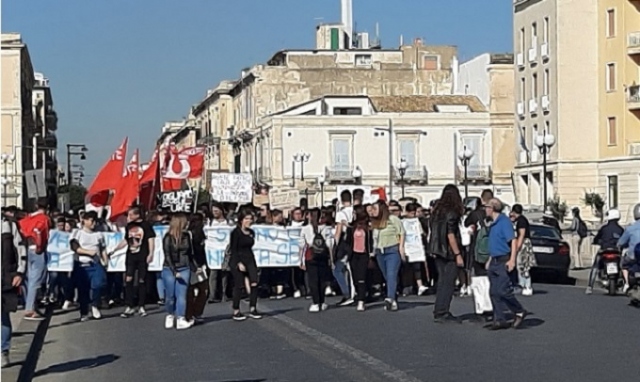 Siracusa, il diktat dell'Uds: priorità alla scuola. Il 25 tutti gli studenti in piazza