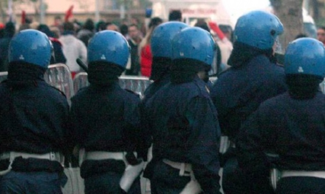 Siracusa, sassi contro i poliziotti di scorta a tifosi ospiti: finisce in istituto per minori