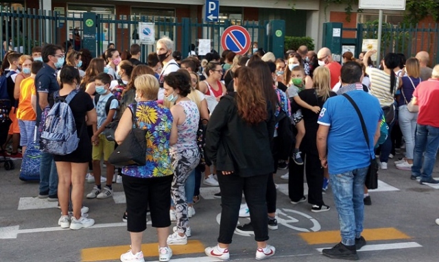Siracusa, assembramenti fuori dal Verga: si invocano i vigili urbani