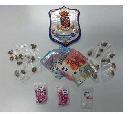 Siracusa, blitz nelle piazze di spaccio di via Immordini e Piazza San Metodio: 2 arresti e sequestro di droga. VIDEO 1 DROGA 2 INTERNO ARTICOLO