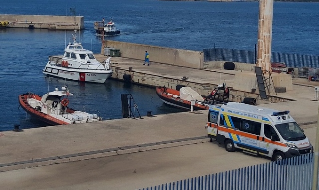 Augusta, esercitazione in porto: simulato incendio a bordo di un'unità mercantile