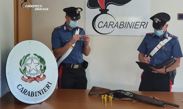 Pachino, custodiva in casa fucile a canne mozze: arrestato 57enne