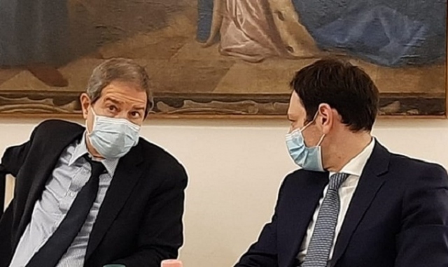 Coronavirus, in Sicilia verso una nuova stretta: chiusura scuole, trasporti dimezzati e locali chiusi alle 23