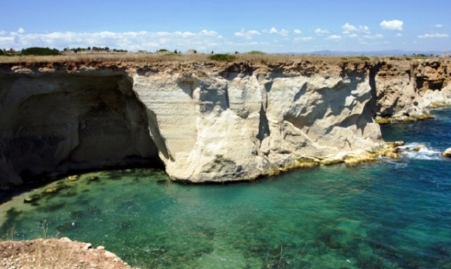 Siracusa, a rischio crollo il costone roccioso di Costa Bianca: interdetto specchio acqueo e tratto di scogliera
