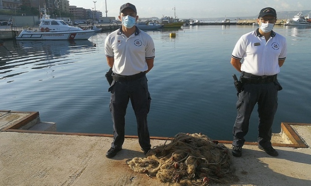 Augusta, sequestro di rete da pesca in porto e sanzione di 2.000 euro