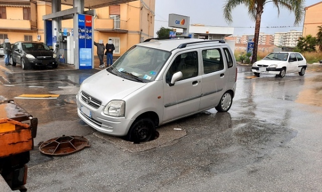 Forte pioggia e vento a Siracusa: strade allagate e auto finite nei tombini