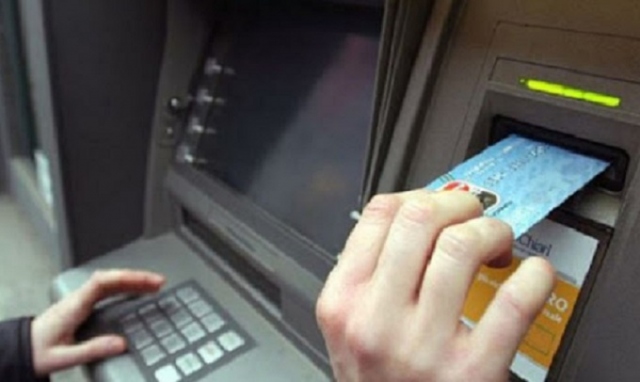 Siracusa, spende 3.000 euro con una carta di credito rubata: denunciato