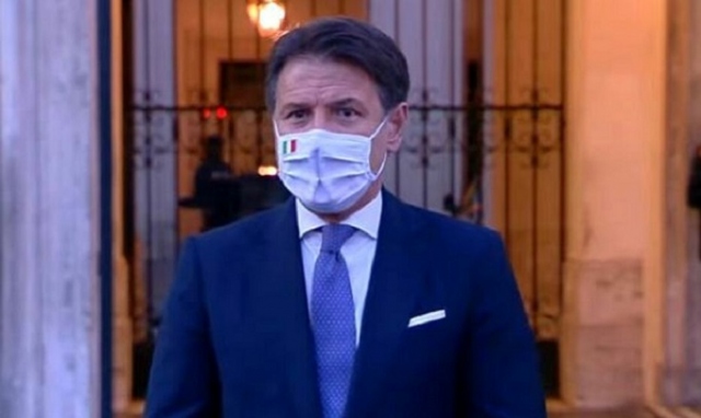 Covid, Conte firma il Dpcm: stop a gite scolastiche e calcetto; feste in casa con solo 6 persone