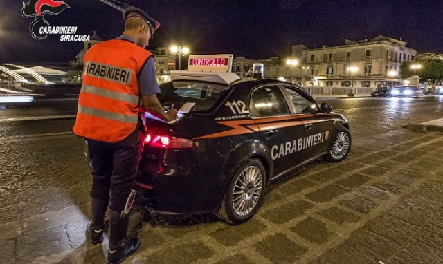 Siracusa, ubriaco e molesto in un bar: aggredisce anche i Carabinieri