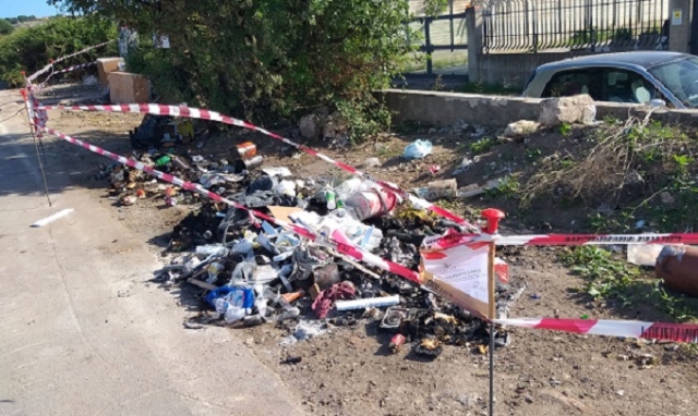 Siracusa, discarica sequestrata a Stentinello: appiccato il fuoco ai rifiuti