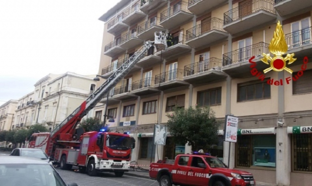 Siracusa, incendio in casa per il cortocircuito della lavastoviglie