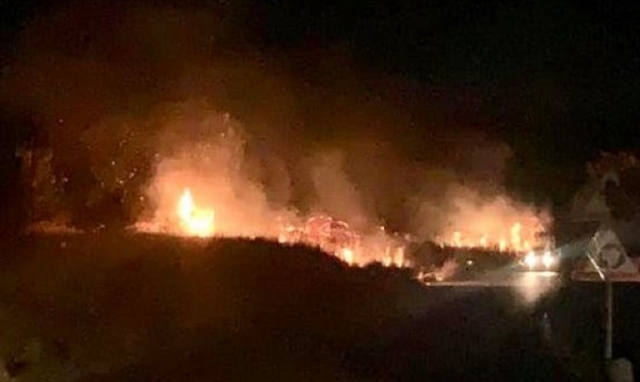 Violento incendio sulla Priolo-Sartino, vigili del fuoco al lavoro per ore