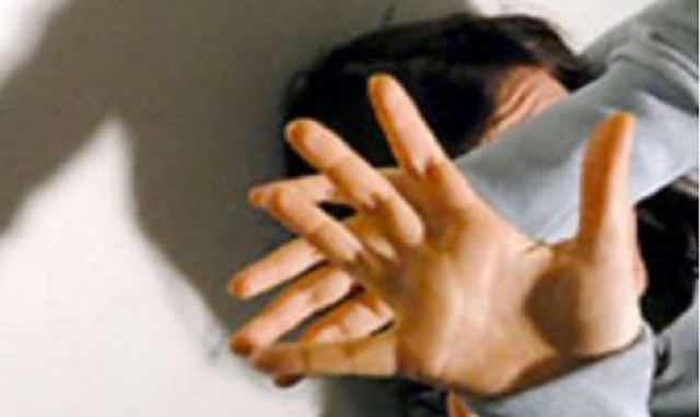 Siracusa, aggredisce la convivente e i poliziotti: arrestato 50enne