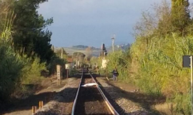 Avola, incidente sulla linea ferroviaria: un giovane muore travolto da un treno