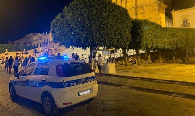 Noto, investe un vigile urbano che lo aveva invitato a non parcheggiare l'auto sul marciapiede: denunciato
