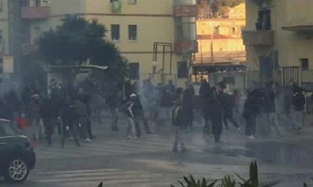 A Napoli guerriglia anti-lockdown: scontri tra manifestanti e forze dell'ordine