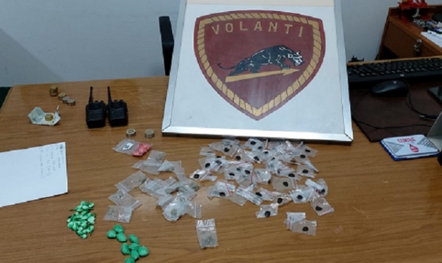 Siracusa, blitz delle Volanti nella piazza di spaccio di via Immordini: sequestrate droga e radiotrasmittenti