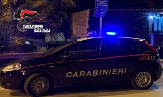 Augusta, perseguita e picchia la vicina di casa: 65enne ai domiciliari