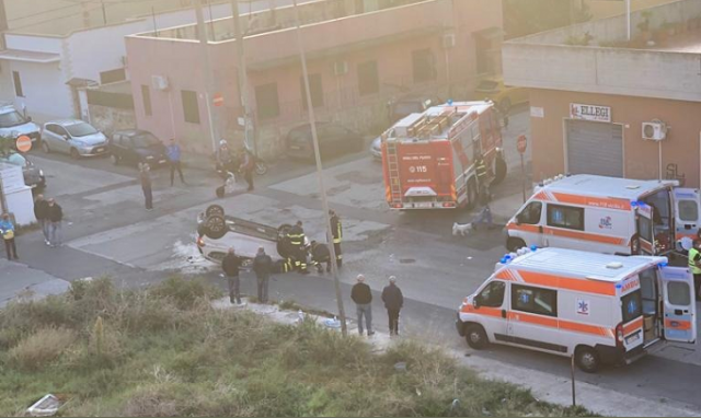 Siracusa, incidente stradale in via Svizzera: un'auto finisce ribaltata