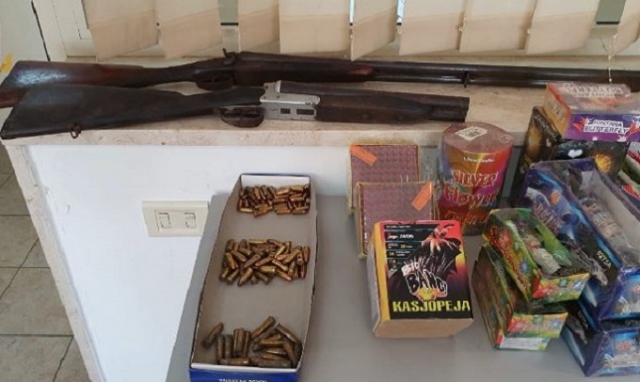 Siracusa, in casa armi, munizioni e fuochi d'artificio: un arresto