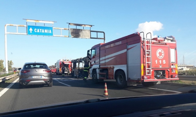 Siracusa-Catania, bus in fiamme tra gli svincoli di Priolo e Melilli