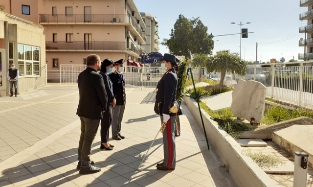 Siracusa, corona d'alloro davanti la stele per i caduti in Questura