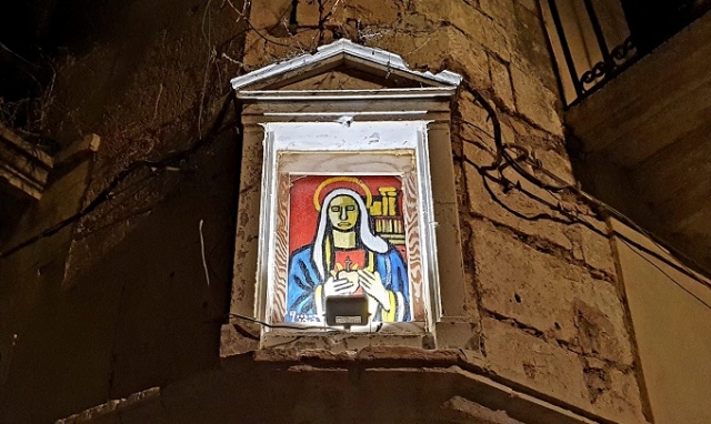 Siracusa, illuminata l'edicola votiva in onore della Madonna delle lacrime in Ortigia