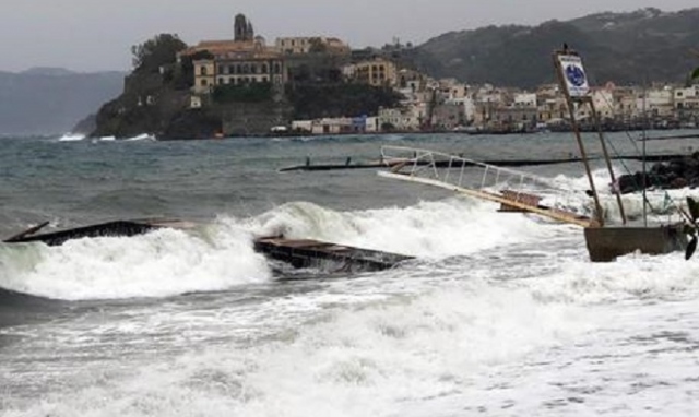 Eolie, vento forte e mareggiate: arcipelago isolato