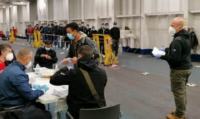 Augusta, nave quarantena Suprema: sbarcati 382 stranieri