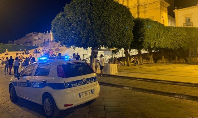 Noto, insultano e minacciano agenti della Municipale: denunciati