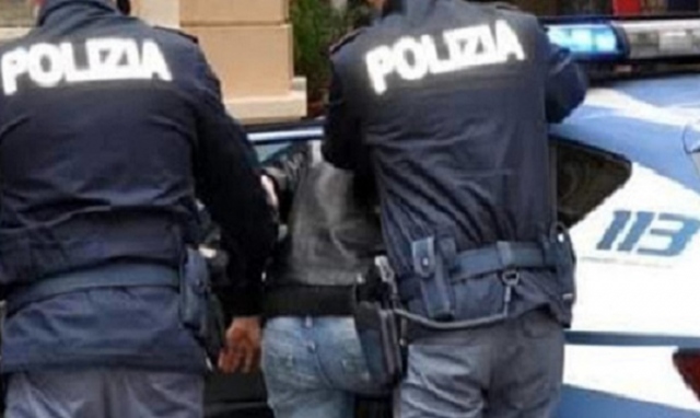 Siracusa, rapinatore in manette: bloccato da un poliziotto libero dal servizio
