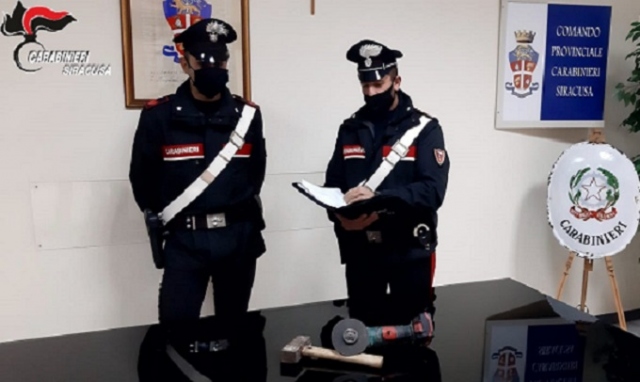 Siracusa, ruba 585 litri di gasolio da un deposito di carburante: arrestato