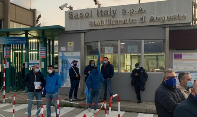 Augusta, mancata corresponsione del premio di partecipazione alla Sasol: volantinaggio di Uiltec