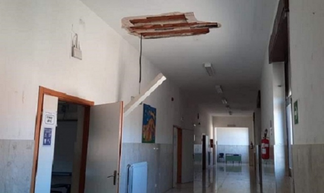 Cassibile, crollo intonaco all'istituto comprensivo: Cgil "E' inacettabile"